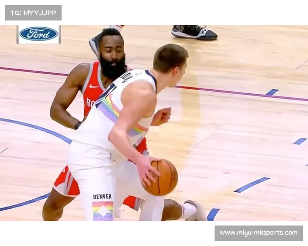 哈登赤膊训练展现肌肉紧实状态全力备战新赛季迎接挑战