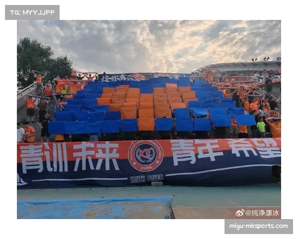 山东泰山主场球迷打出巨型TIFO，致敬球队历史最佳防线